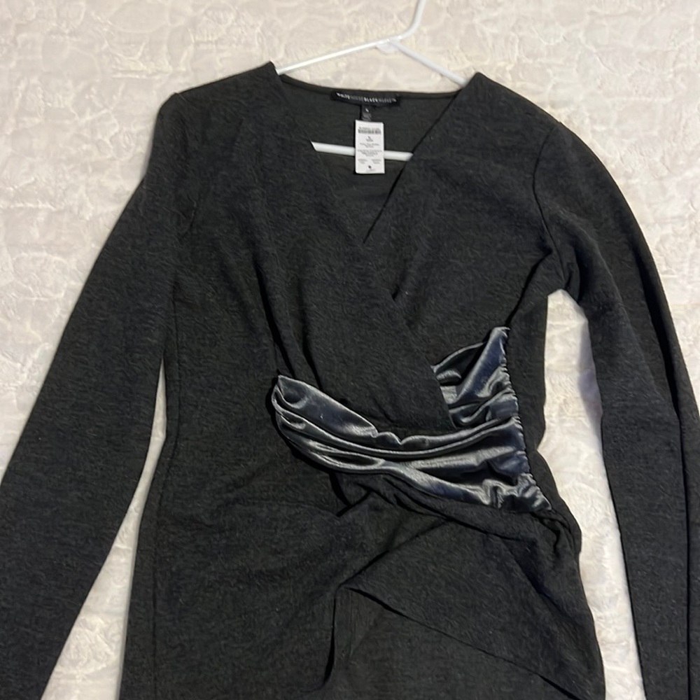Long sleeve blouse, with color detail in center